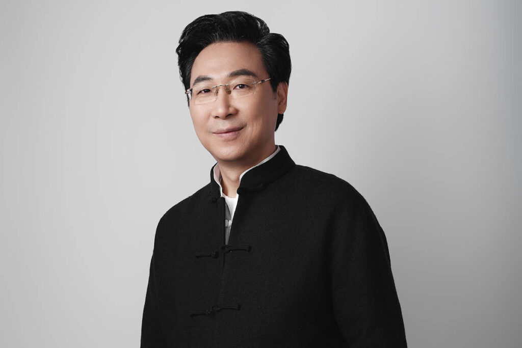 A studio portrait of Liao Changyong.