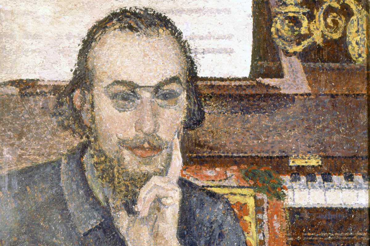 Pintura em estilo impressionista de um homem loiro e calvo, com óculos estilo “pince-nez”, de barba e com fraque. Ao fundo é posível ver um teclado de um piano e partituras. O homem está com uma postura sagaz, de sobrancelhas arqueadas, com a mão esquerda gentilmente encostada no rosto.